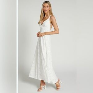 Annabelle Lace Maxi Dress White
Turn heads in this stunning gown NWT 4